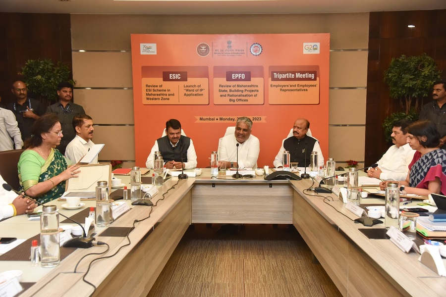 Honourable Minister Shri Bhupender Yadav, Shri Devendra Fadnavis, Dy. CM, Maharashtra hold meeting with representatives of workers of unorganized sector and gig workers of Maharashtra.