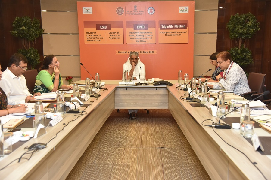 Honourable Minister Shri Bhupender Yadav, Shri Devendra Fadnavis, Dy. CM, Maharashtra hold meeting with representatives of workers of unorganized sector and gig workers of Maharashtra.