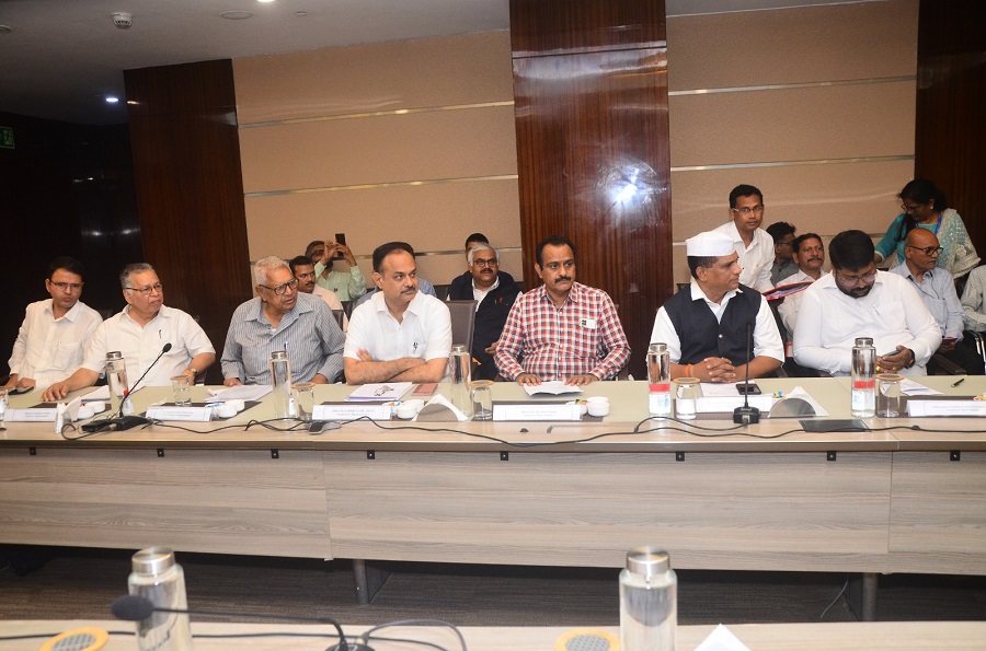 Honourable Minister Shri Bhupender Yadav, Shri Devendra Fadnavis, Dy. CM, Maharashtra hold meeting with representatives of workers of unorganized sector and gig workers of Maharashtra.