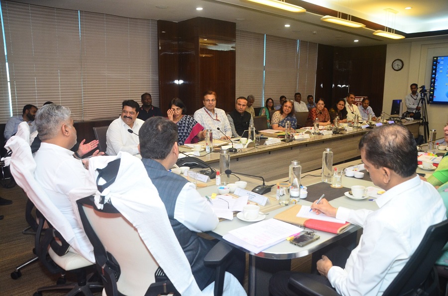 Honourable Minister Shri Bhupender Yadav, Shri Devendra Fadnavis, Dy. CM, Maharashtra hold meeting with representatives of workers of unorganized sector and gig workers of Maharashtra.