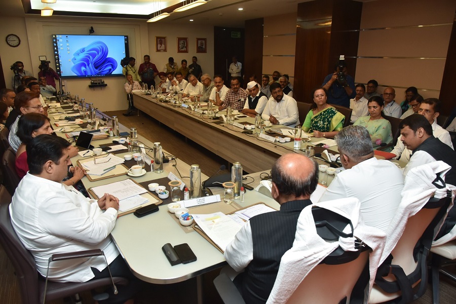 Honourable Minister Shri Bhupender Yadav, Shri Devendra Fadnavis, Dy. CM, Maharashtra hold meeting with representatives of workers of unorganized sector and gig workers of Maharashtra.